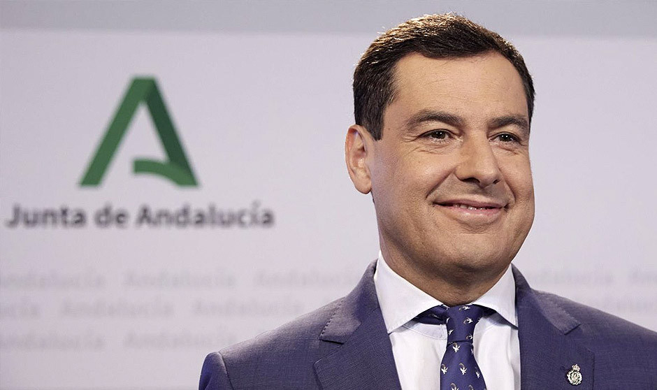  Juanma Moreno, presidente de la Junta de Andalucía, que crea una Comisión que asesorará al SAS para la detección precoz de enfermedades. 