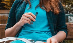 Cigarro electrónico: Alarma porque Twitter lo acerca al fumador adolescente
