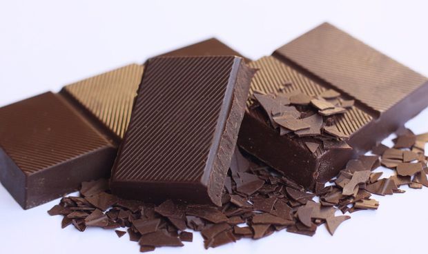 Una dosis diaria de almendras y chocolate mejora la salud coronaria 