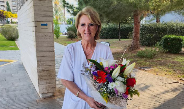 Isabel Estada, TCAE, se jubila y para despedirla sus familiares y compañeros le han hecho una emotiva despedida.