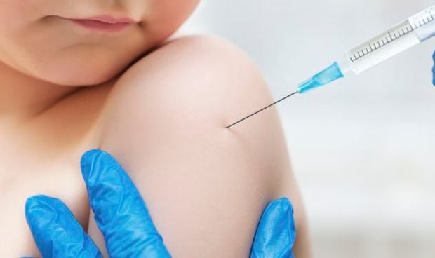 Una enfermera 'antivacunas' fingió inmunizar a cientos de niños