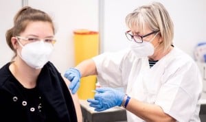 Una enfermera cambia miles de vacunas contra el Covid-19 por agua salina 