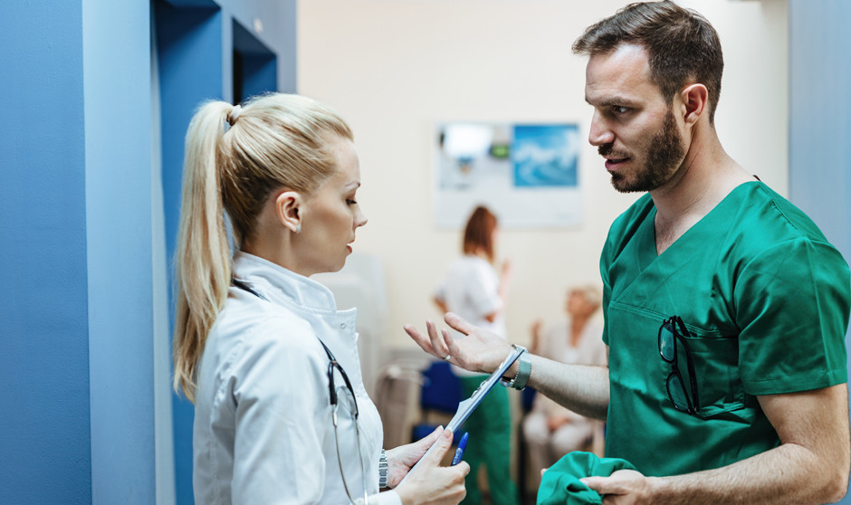 Una enfermera se "harta" de las disputas entre médicos y su colectivo en redes sociales, y lamenta que no haya más colaboración entre ambos bandos. 