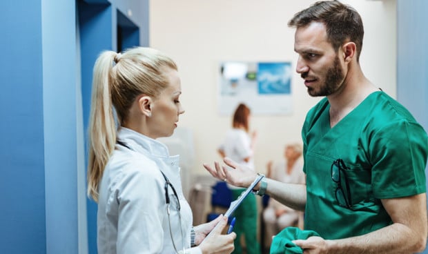 Una enfermera se "harta" de las disputas entre médicos y su colectivo en redes sociales, y lamenta que no haya más colaboración entre ambos bandos. 