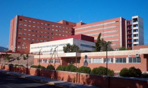 Una enfermera, operada de urgencia por perseguir a un ladrón en el hospital