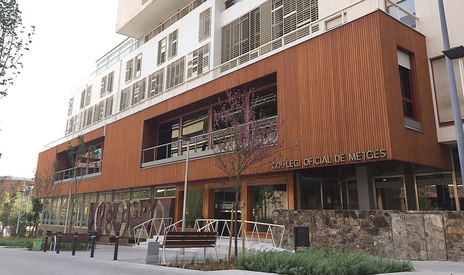 Fachada del Colegio de Médicos de Barcelona, donde se ha detectado una estafa. 