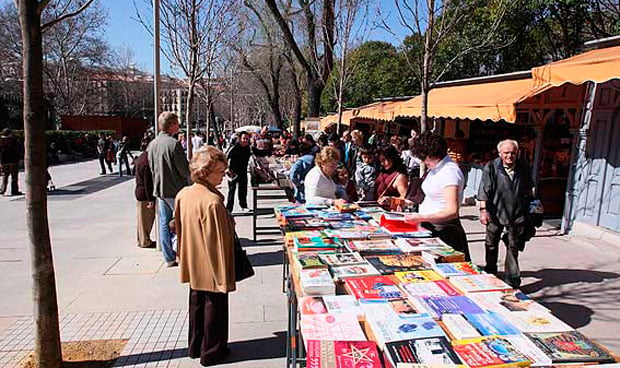 Una feria madrileña vende los libros de los médicos que mueren