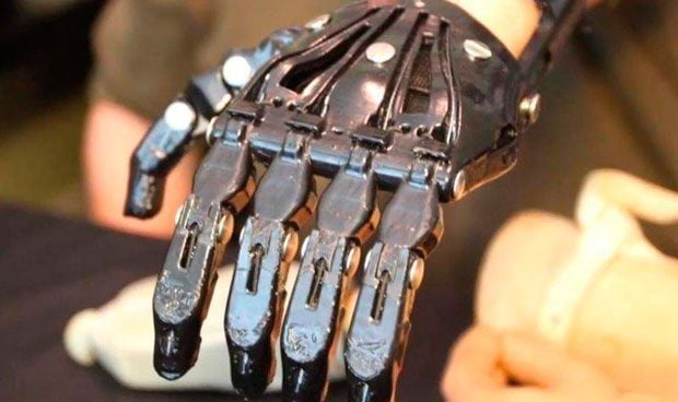 Una mano protésica 've' los objetos y permite agarrarlos automáticamente