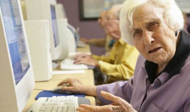 Una médica de 84 años pierde su licencia por no saber utilizar el ordenador