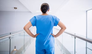 ¿Cuánto debe cobrar un médico? Esto es lo que se pregunta una médica. 