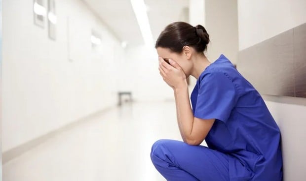Médicas y enfermeras que se enfrentan al desafío de volver a su rutina laboral tras la pérdida de un ser querido.
