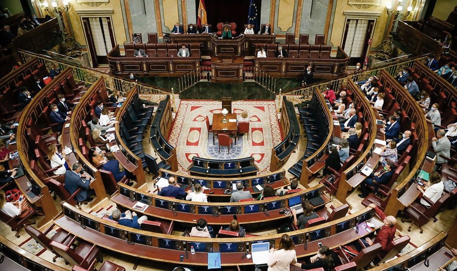 Una ministra y dos diputados se ponen la bata de médicos del Congreso