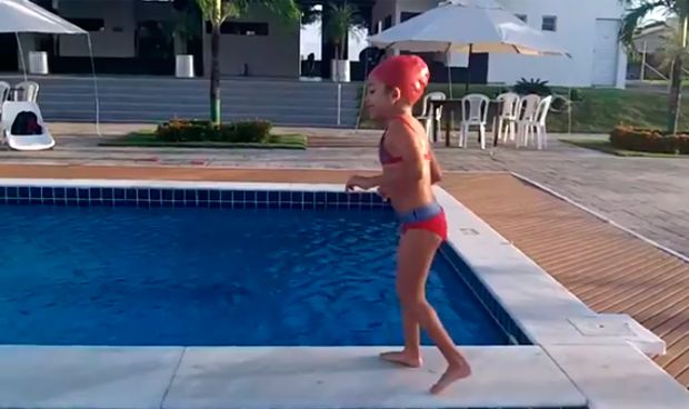 Una niña con parálisis en la piscina, ejemplo de superación para el mundo