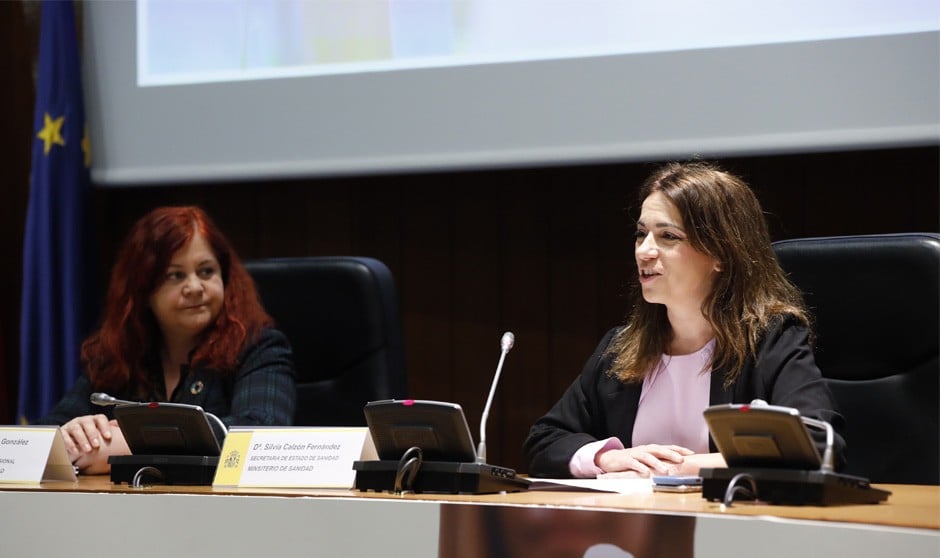 La directora general de Ordenación Profesional, Celia Gómez, y la secretaria de Estado de Sanidad, Silvia Calzón. 