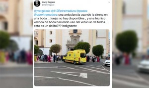 Una pareja de novios desata la polémica al usar una ambulancia en su boda