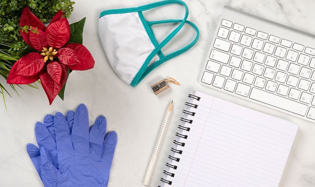 Una flor junto a las herramientas de un facultativo que determinan la romantización de la Medicina