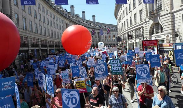 Unas 40.000 personas se manifiestan en Londres por una sanidad pública