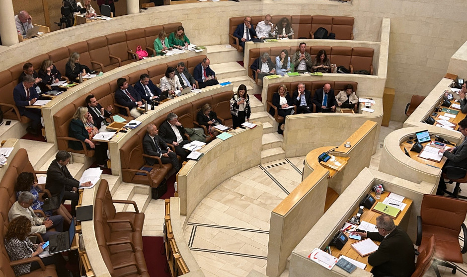 El Parlamento de Cantabria vota a favor de la Ley de Juventud que permitirá estudiar Medicina gratis