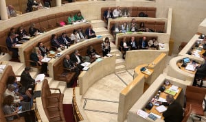 El Parlamento de Cantabria vota a favor de la Ley de Juventud que permitirá estudiar Medicina gratis