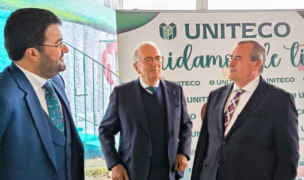 Juan Pablo Núñez, Gabriel Núñez, y Juan José Fernández Ramos en la presentación del mural gigante de Uniteco.