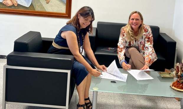 María del Mar Tavío, decana de la Facultad de Medicina de la Universidad de Las Palmas de Gran Canaria y Pilar Sánchez Díaz, directora de relaciones institucionales de CTO firman un convenio entre ambas instituciones.