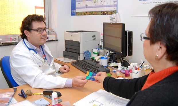 Uno de cada 10 españoles se siente incómodo si su médico es extranjero
