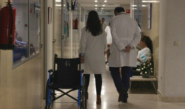 Uno de cada 3 médicos de hospital cree que cobra menos de lo que debería