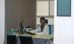 Un miembro del personal sanitario en su consulta.