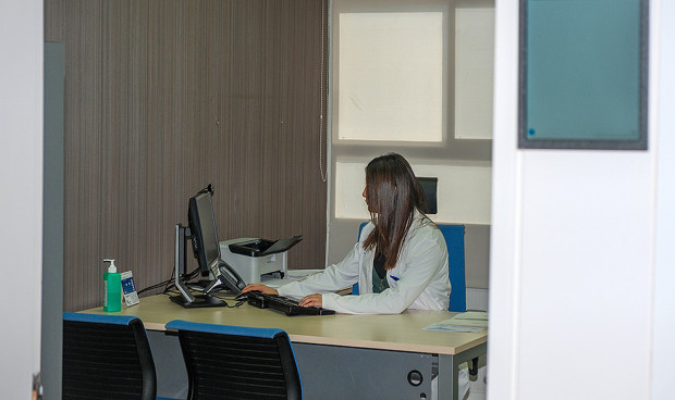 Un miembro del personal sanitario en su consulta.
