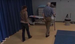 Unos zapatos con láser ayudan a pacientes con párkinson a no caerse