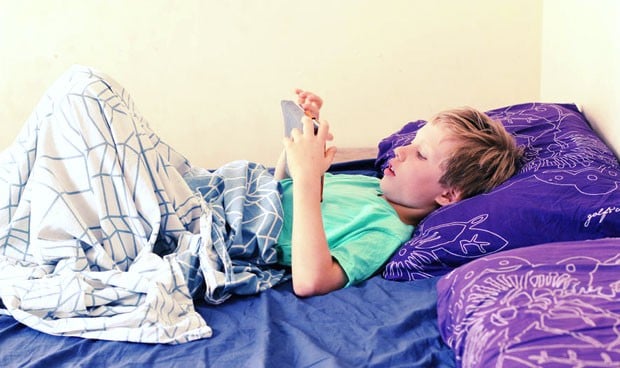 Usar el móvil antes de dormir duplica la falta de sueño en niños