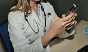 Un médico genera una encuesta para saber qué opinan los médicos sobre usar teléfonos móviles durante una consulta.