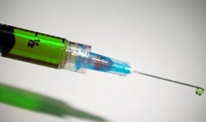 Vacuna Covid | AstraZeneca y Oxford paran el ensayo por un "evento único"
