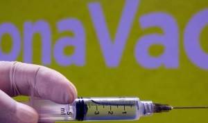 Vacuna Covid Coronavac: eficacia en ancianos con aviso de un efecto adverso