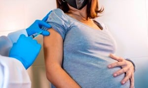 Vacuna covid y recién nacidos: "Ni ojos negros ni andan antes; es un bulo"