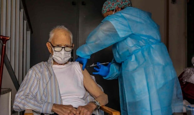 Vacunación Covid: menos anticuerpos tras la primera dosis a mayores de 80