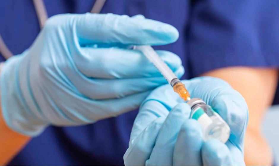 Vacunación en España: suspenso para sanitarios, 'nota' para embarazadas