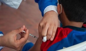 Vacunación "más ágil y con menos riesgos" en centros con enfermera escolar