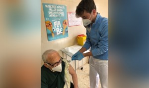 "Vacunar del Covid-19 a mi abuelo es lo más grande que he hecho nunca"