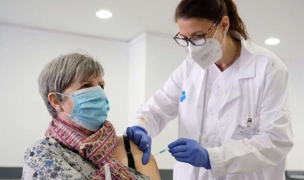 Vacunar sin medidas de distancia social puede alargar la pandemia 7 años