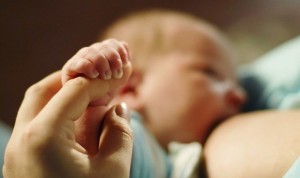 Madres inmunizadas con vacunas Covid ARN protegen al bebé por leche materna