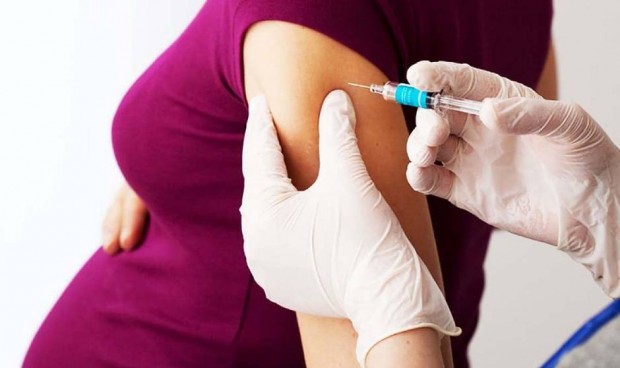 Vacunas de ARNm para embarazadas "cuando corresponda por edad y riesgo"