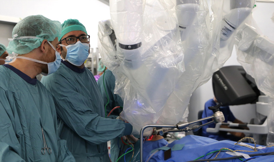 Cirugía pionera en el Vall d'Hebron para extirpar tumor en el paladar.