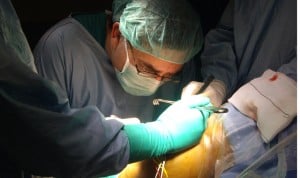  Fernando Canillas durante una artroplastia de rodilla una innovadora cirugía ortopédica que consiste en reemplazar la articulación de la rodilla dañada por una prótesis y que ha conseguido una mayor adaptación y una recuperación más rápida