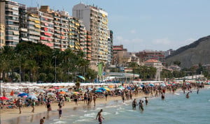  Personas en la playa. Vibrio vulnificus: qué es y síntomas de la bacteria carnívora del verano 