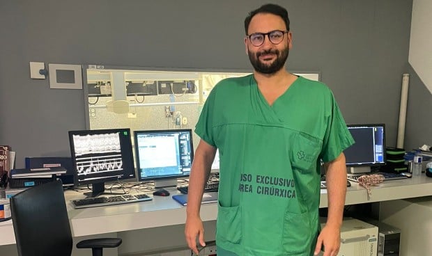 Rodrigo Estévez, cardiólogo del Hospital Álvaro Cunqueiro, explica la nueva técnica menos invasiva que han utilizado en su centro para tratar patologías cardiacas