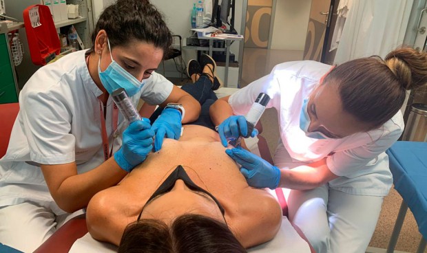 Vinalopó, pionero en Alicante en tatuaje 3D del pezón tras cáncer de mama