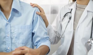 Médico hablando con un paciente