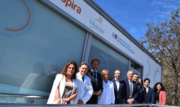 Vitalaire presenta el programa de cuidados domiciliarios al paciente respiratorio en las actuales instalaciones del Punto Inspira del HUPA