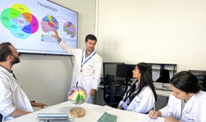  Víctor Gómez y Ángel Aledo con profesionales becados en esta formación.